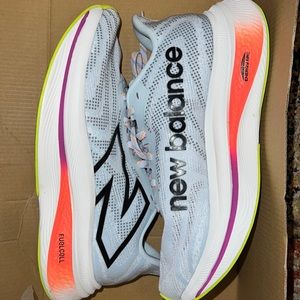 Practically Brand New Women’s New Balance Fuelcell SuperComp Trainer V2 Size 8